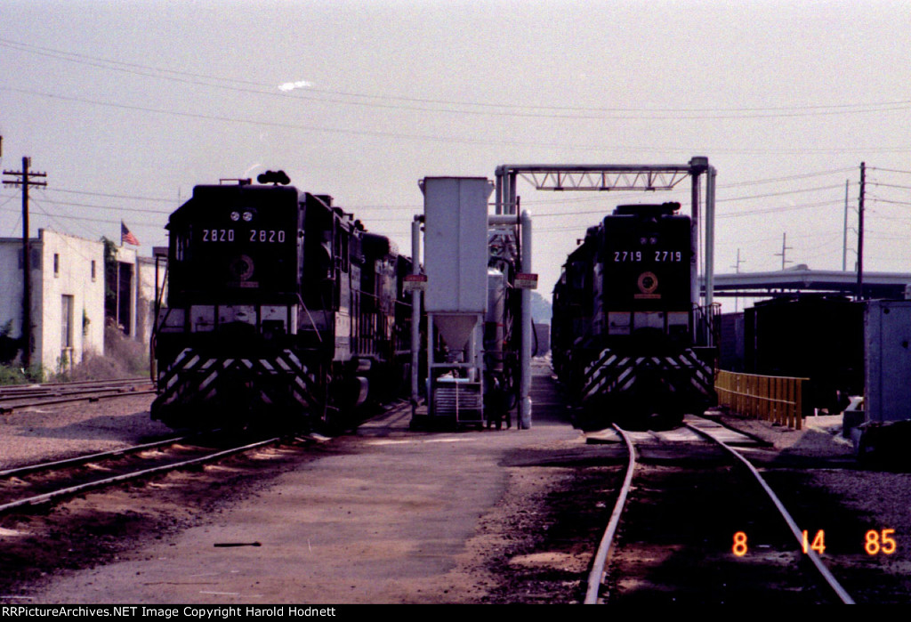 SOU 2820 & 2719 at the fuel racks